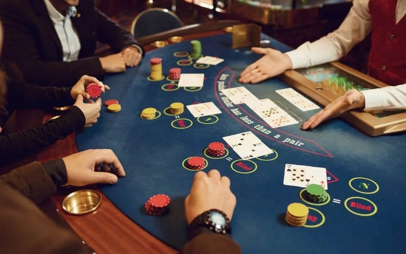 Pai Gow Poker là gì? Luật chia hai tay bài (High và Low) và cách so điểm.