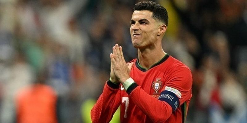 Cầu thủ huyền thoại thực hiện pha sút phạt đẳng cấp