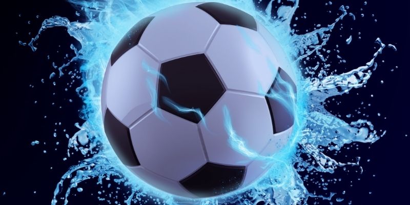 Cận cảnh một huấn luyện viên đang chỉ đạo cầu thủ trên sân