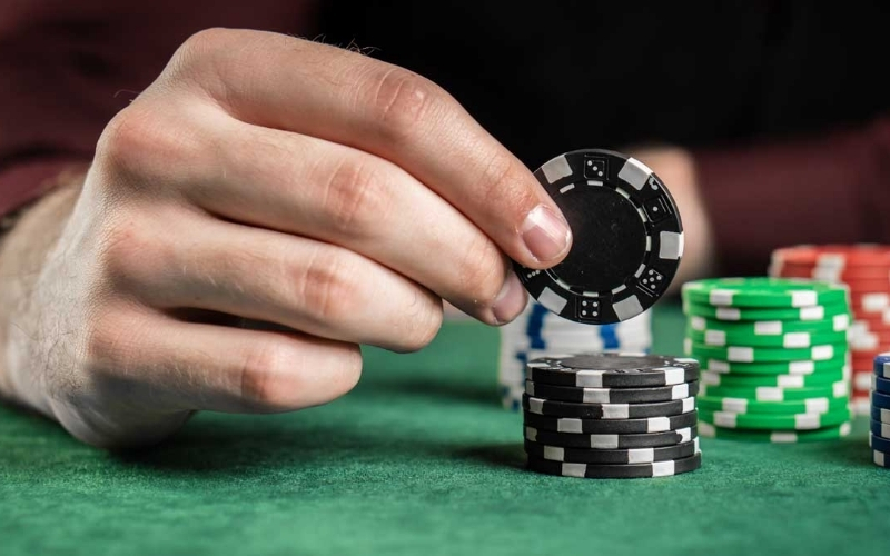 Chiến thuật chơi Poker: Khi nào nên Bluff để dọa đối thủ?