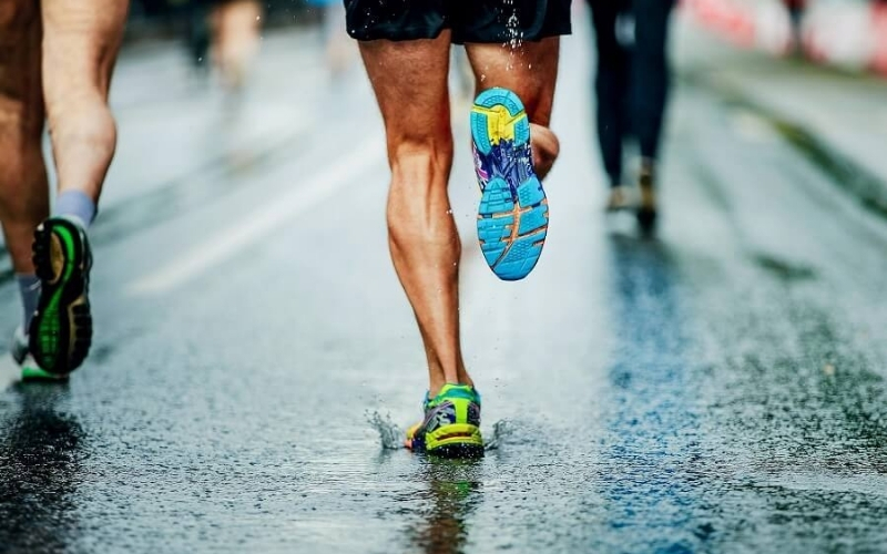 Công nghệ sợi Carbon trong giày chạy bộ giúp phá vỡ mọi giới hạn tốc độ.