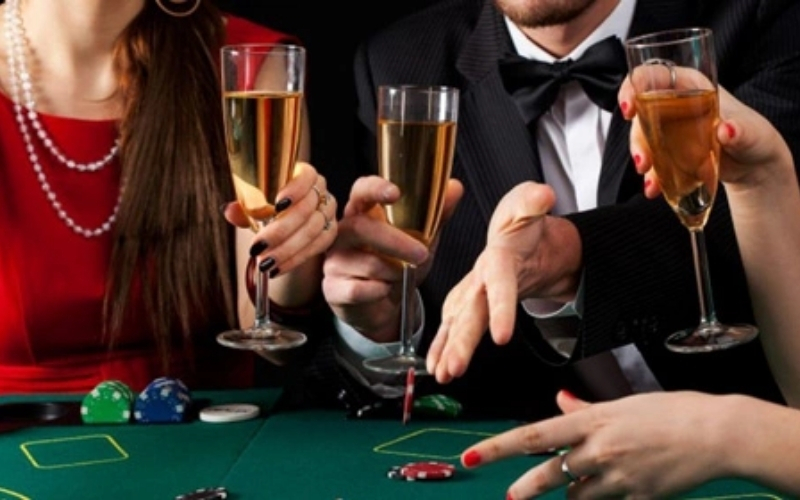 Tại sao các casino lớn thường tặng phòng và đồ ăn miễn phí cho khách